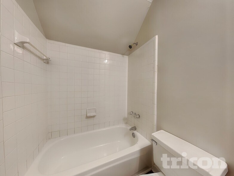 Building Photo - 605 Lake Dr SW