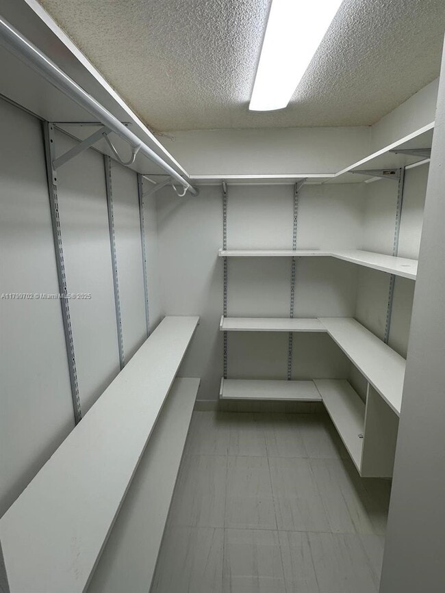 Building Photo - 1450 Brickell Bay Dr