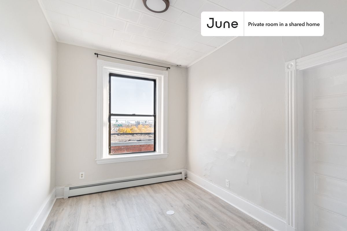 Building Photo - Room in Shared 4 bed/1 bath home