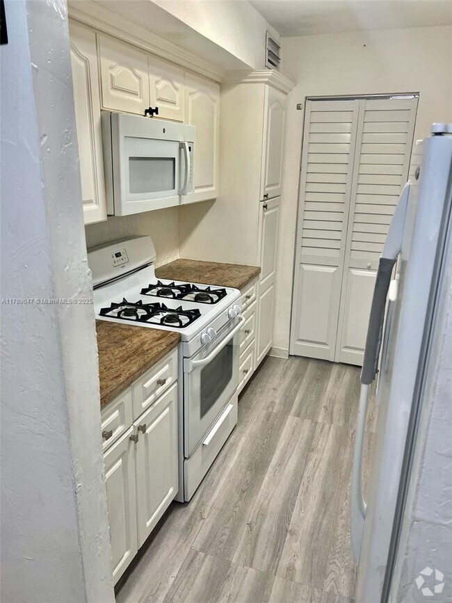 Building Photo - 1300 W 53rd St