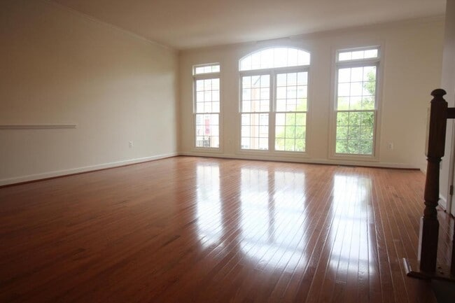 Building Photo - 4555 Fair Valley Dr