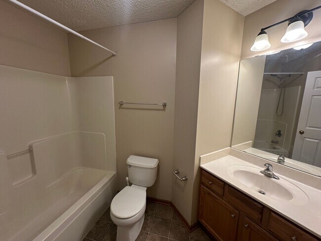 Building Photo - Updated Colonial 3 Bedroom Townhome with NEW CARPET AND PAINT!