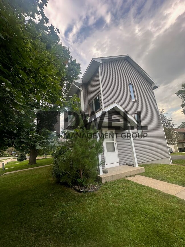 Building Photo - NW Rochester Townhome Available Now!