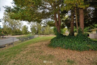 Building Photo - Cute 2 Bedroom 1 Bath in a 4-PLEX