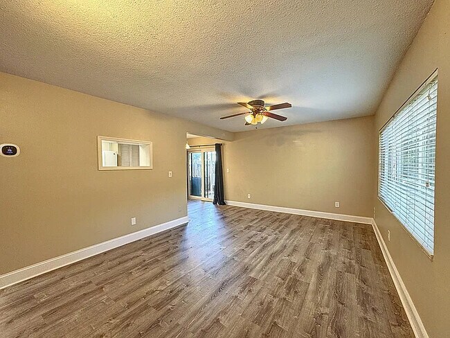 Building Photo - 516 S Plumosa St