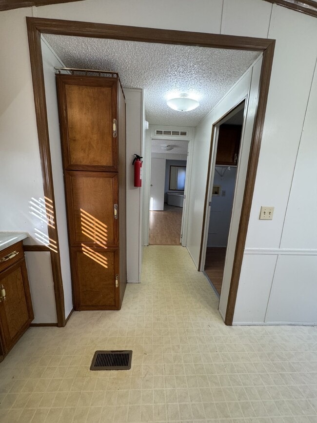 Building Photo - "Charming 2-Bed, 2-Bath in Hendersonville.