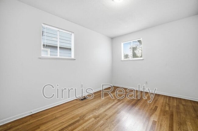 Building Photo - 327 Sycamore Ave