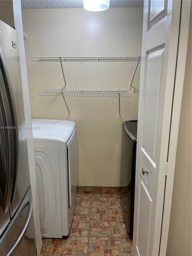 Building Photo - 570 S Park Rd