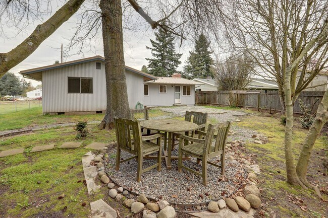 Building Photo - Beautiful, Remodeled Burien Rambler Available Now! 3Bedrooms Plus Den!
