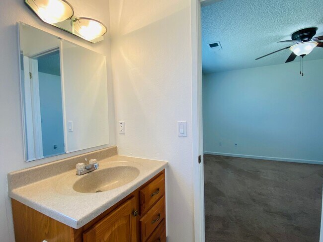 Building Photo - $2,050 Ashlan & Fowler, 3 Bedroom Home - H...