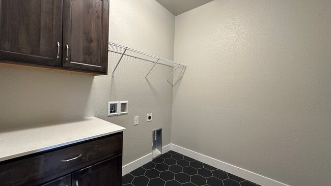 Building Photo - Great Townhouse in Windsor