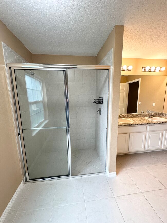 Building Photo - 12 Robin Pl