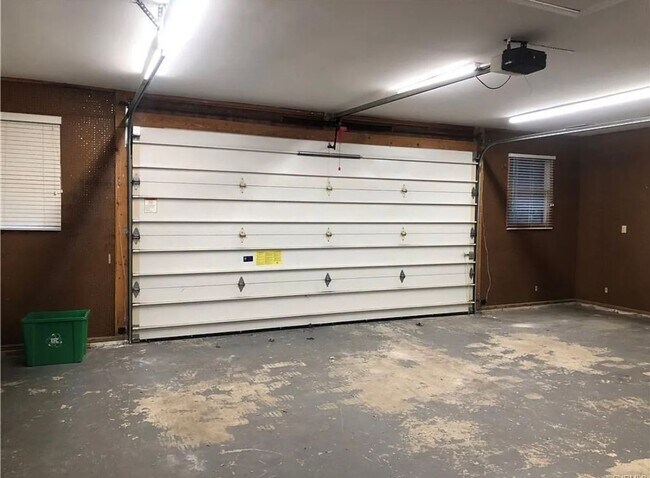 Building Photo - Beautifully Renovated 4bdrm/2.5bth Tri-Lev...