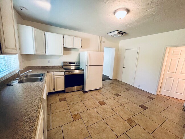 Building Photo - 722 W 400 N