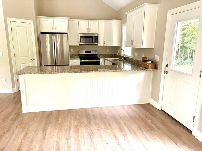 Building Photo - 3 Bedroom 2 Bath Home in Manteo $2200/mo