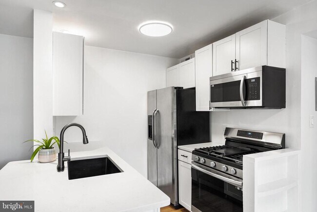 Building Photo - 4965 Americana Dr