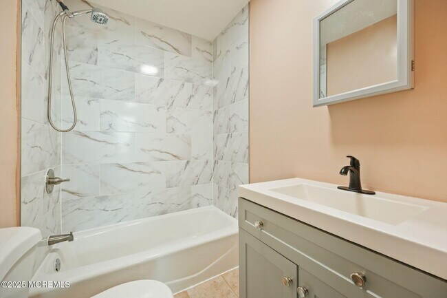 Building Photo - 143 Center Ave