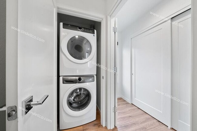 Building Photo - Sleek 3-Level Townhome in Hosford-Abernethy – Pet Friendly with W/S/G Included! Available Now!