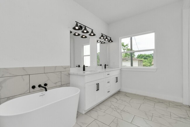 Building Photo - 2813 Drew St