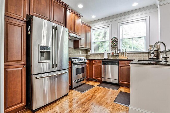 Building Photo - 5480 Glenridge View NE