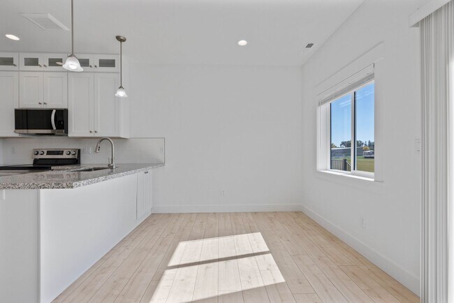 Building Photo - MODERN 3 BED 2.5 BATH TOWNHOME IN SAINT ANTHONY