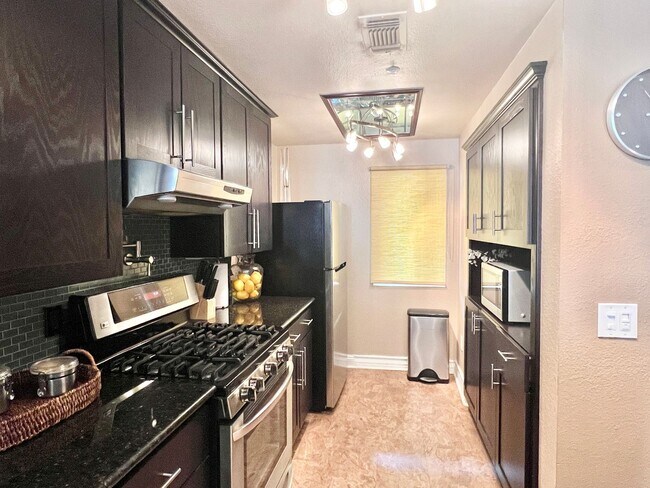 Building Photo - $1000 Off 1st Months Rent! Luxurious 2 Bed...