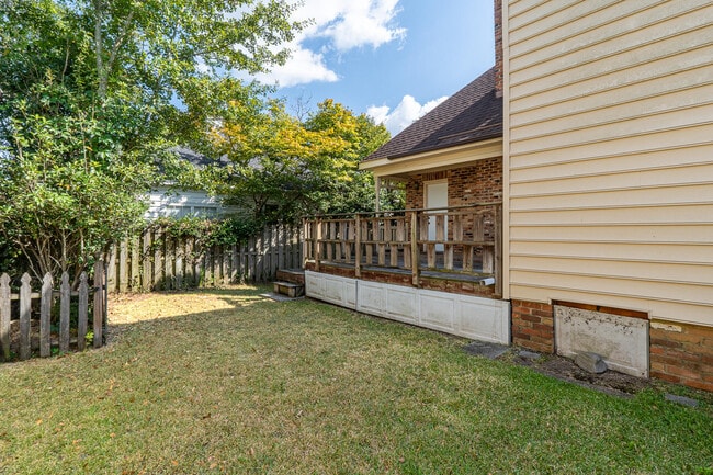 Building Photo - 15 Mulberry Ln