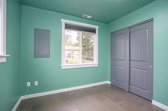 Building Photo - Convenience Meets Charm in this 3 Bedroom ...