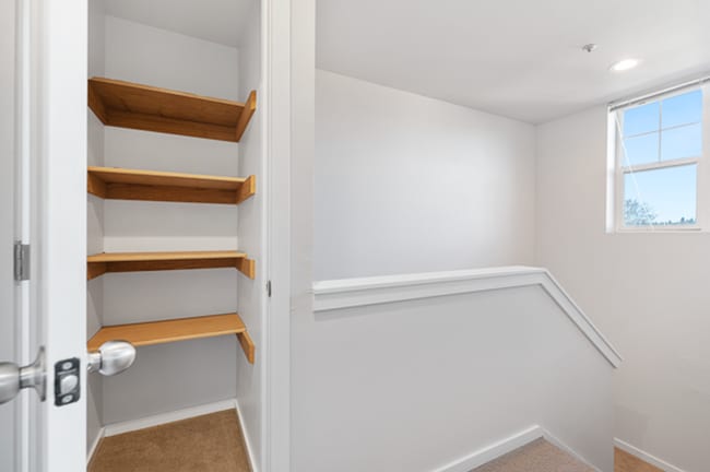 Building Photo - Modern 3-Bedroom Townhouse with Laundry in...