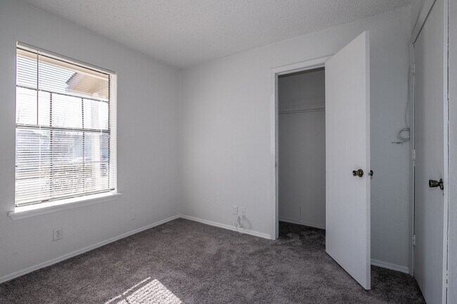 Building Photo - 1341 E 142nd St