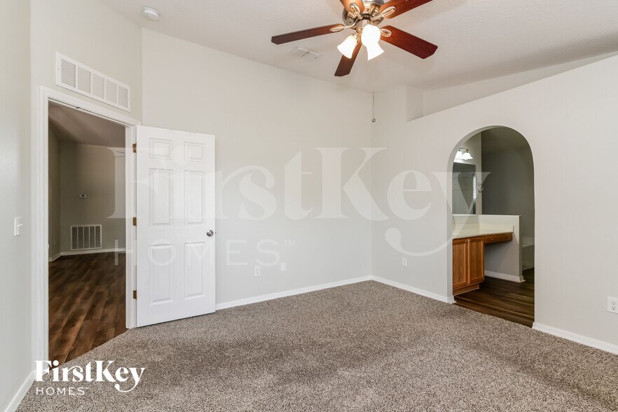 Building Photo - 5521 Sycamore Canyon Dr