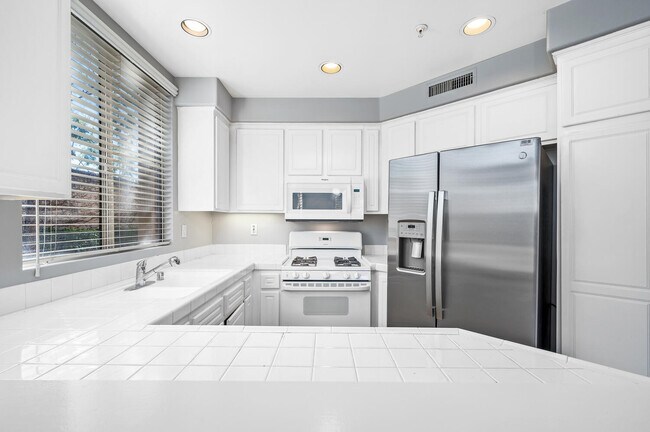 Building Photo - 2726 Dunstan Dr