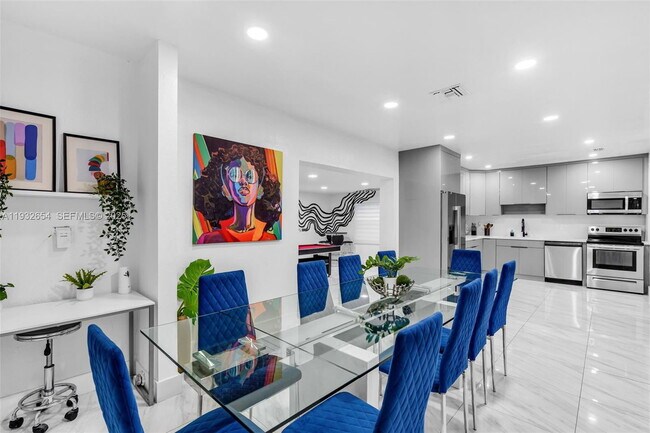 Building Photo - 695 NE 160th St