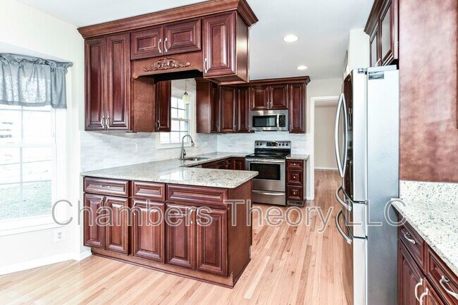 Building Photo - 9766 Oleander Ave