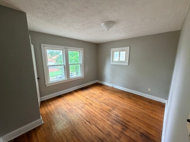 Building Photo - 143-145 North Roys Ave