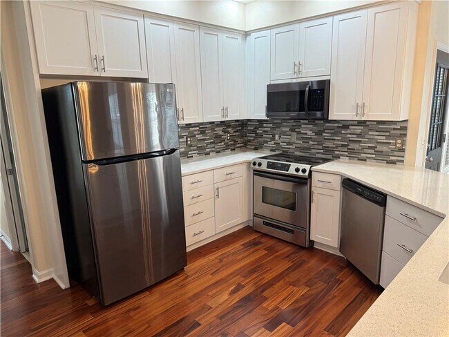 Building Photo - 6000 Carlow Ct SE