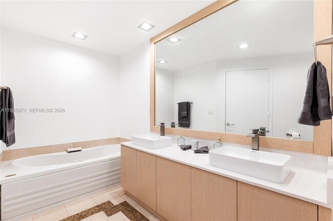 Building Photo - 300 South Pointe Dr