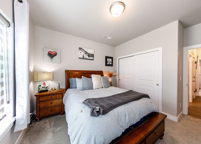 Building Photo - Luxury Ranch-Style Home for Rent | Wolf Ranch | D20 Schools | Pikes Peak Views