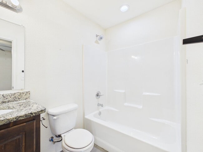 Building Photo - 621 S Hill St