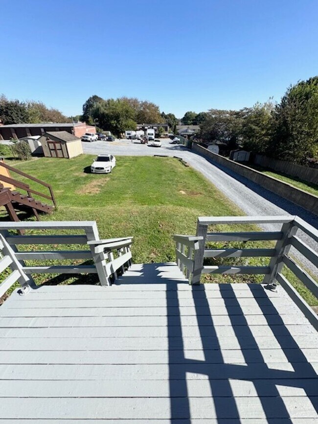 Building Photo - 2 Bedroom Semi-Detached Townhome