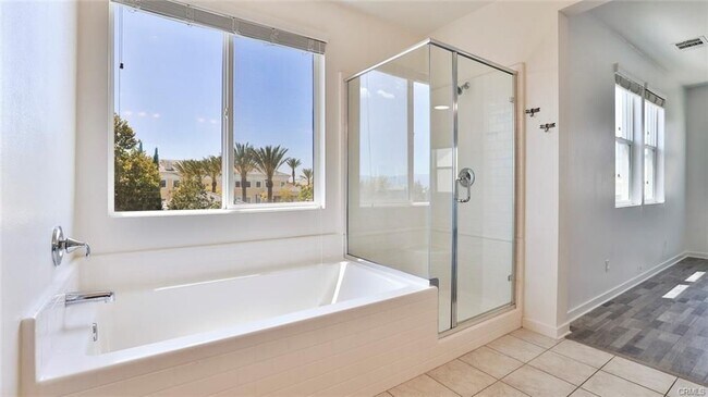 Building Photo - 2832 E Clementine Dr