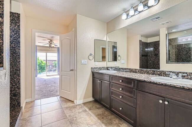 Building Photo - Dont Miss This Gorgeous 4 bed 3 bath plus Loft!