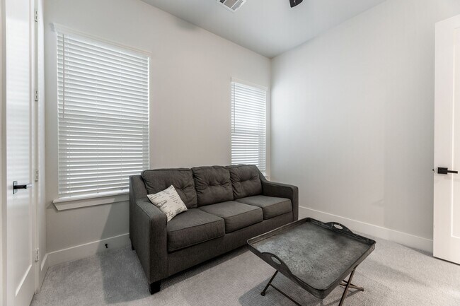 Building Photo - 5725 White Magnolia St.