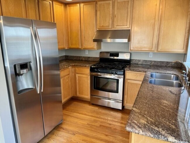 Building Photo - Greenwood Townhome