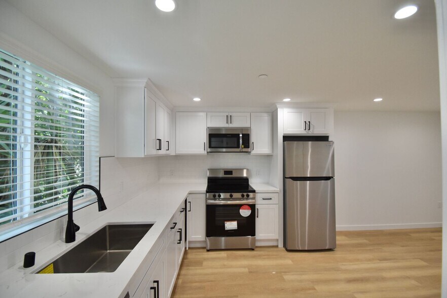 Building Photo - 14830 Dickens St