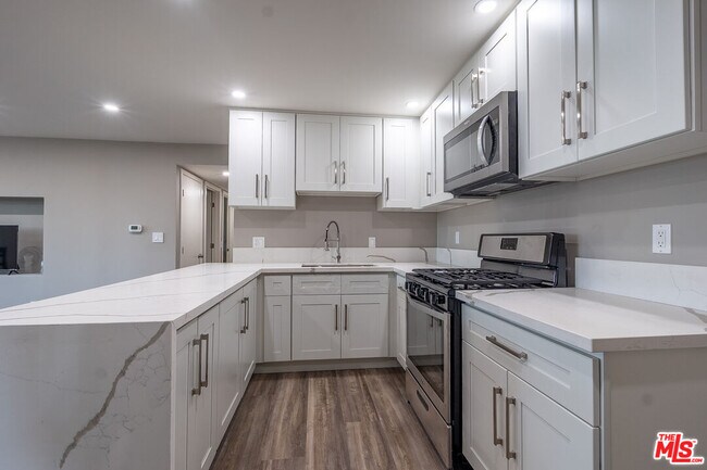 Building Photo - 20454 Strathern St