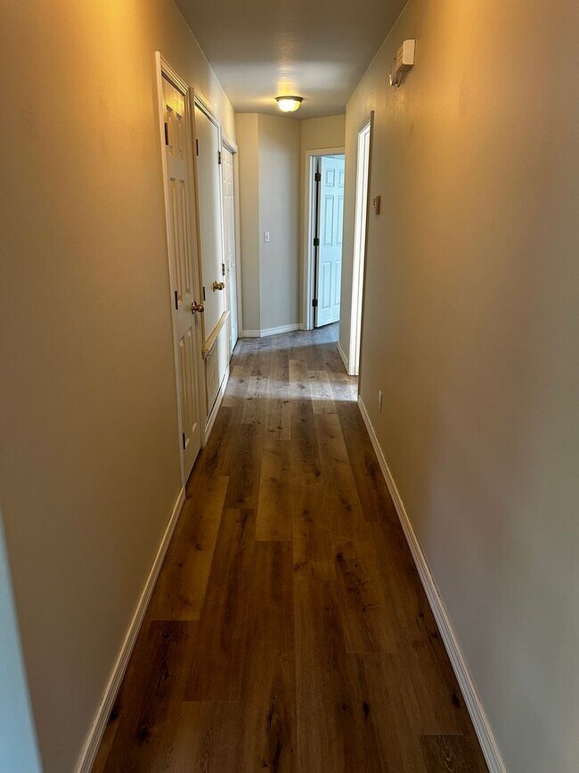 Building Photo - Pre - Leasing 3 Bedroom 2 Bath Extremely c...