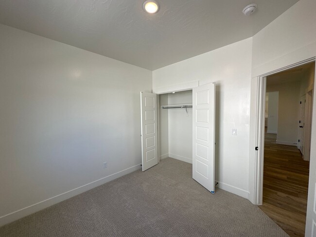 Building Photo - 3 bed plus office / 2.5 bath / 3 car Singl...