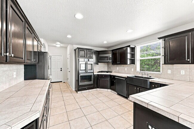 Building Photo - $3,040.95, 6 bed, 4 bath located in Colorado Springs