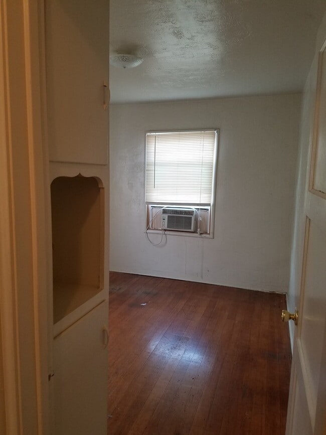 Building Photo - Escalon cute 2 bedroom duplex w/garage
